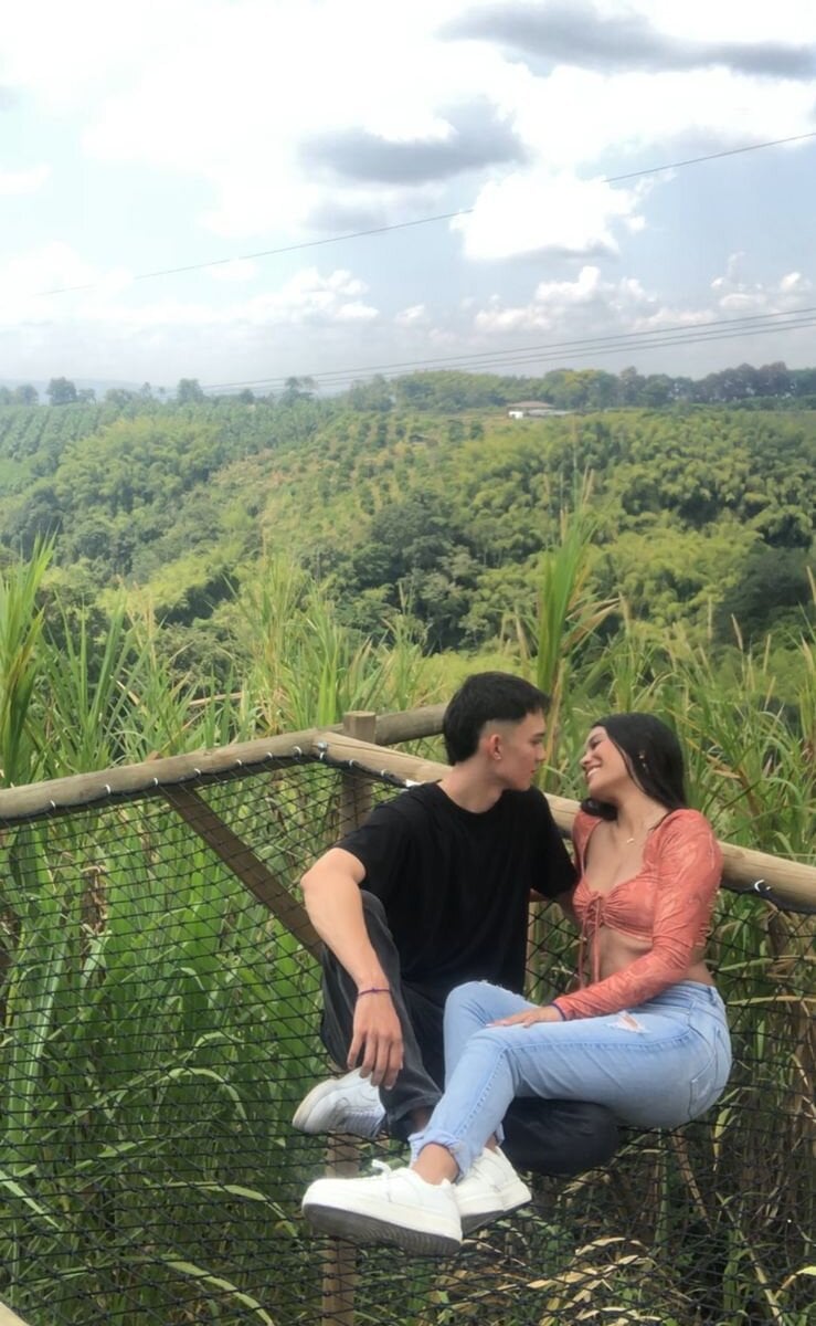 Live sex webcam photo for bruce_and_julieta #288260073