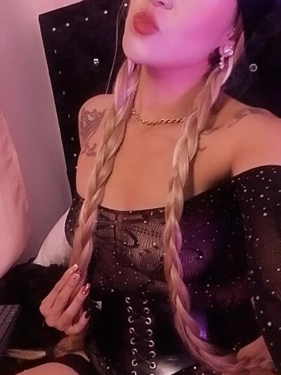Ambar_Rouxee Live Cam and Statistics on UnifiedCams