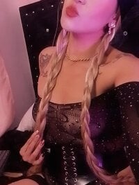 Ambar_Rouxee's Live XXX Chat