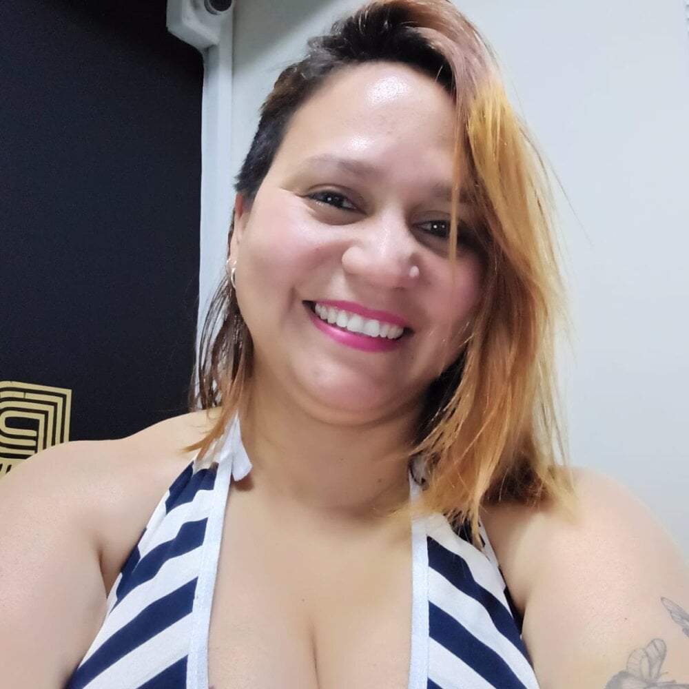Horny_Emi's Offline Chat Room