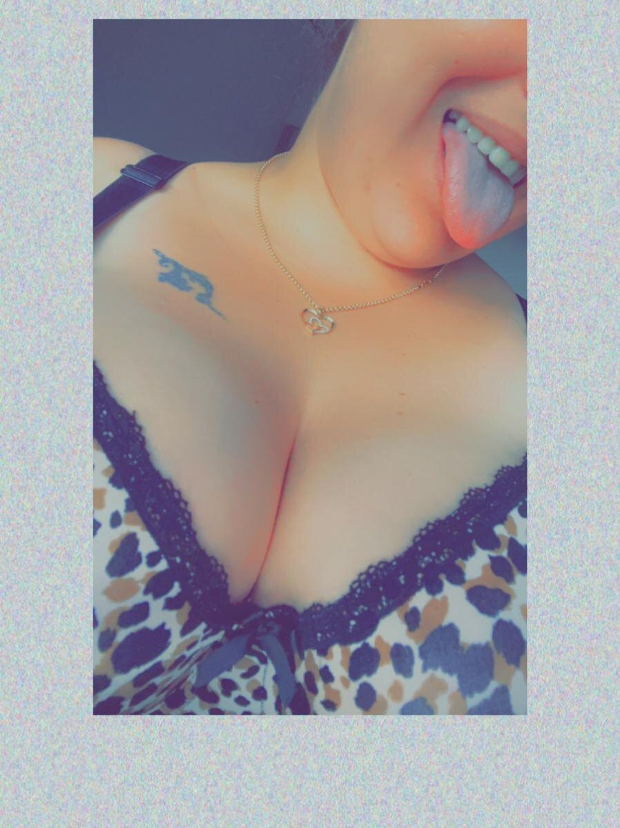 Live sex webcam photo for yzabell18 #289875237