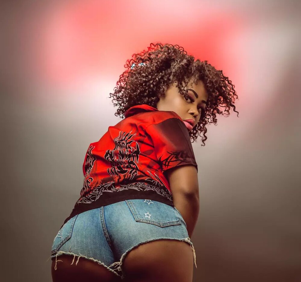 Live sex webcam photo for TheeBilquis_ #288311607