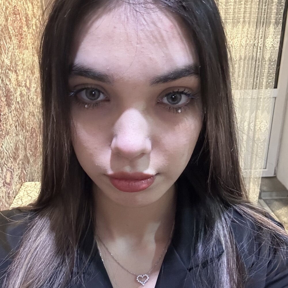 cutie_vaiery webcam profile - British