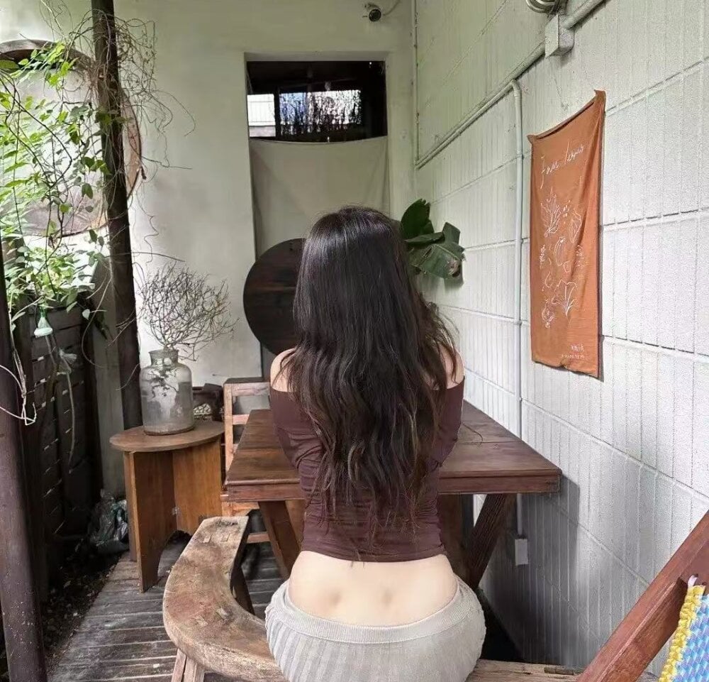 onaircams.com yih33 livesex profile in white cams