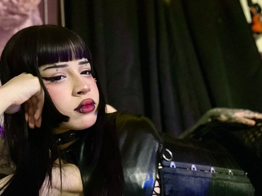 stripchat evilraven webcam profile pic via onaircams.com