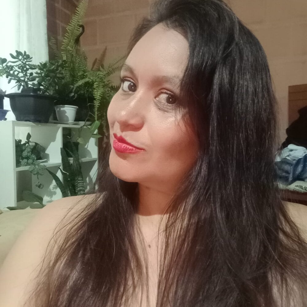 ariadna_chubbys25's Offline Chat Room