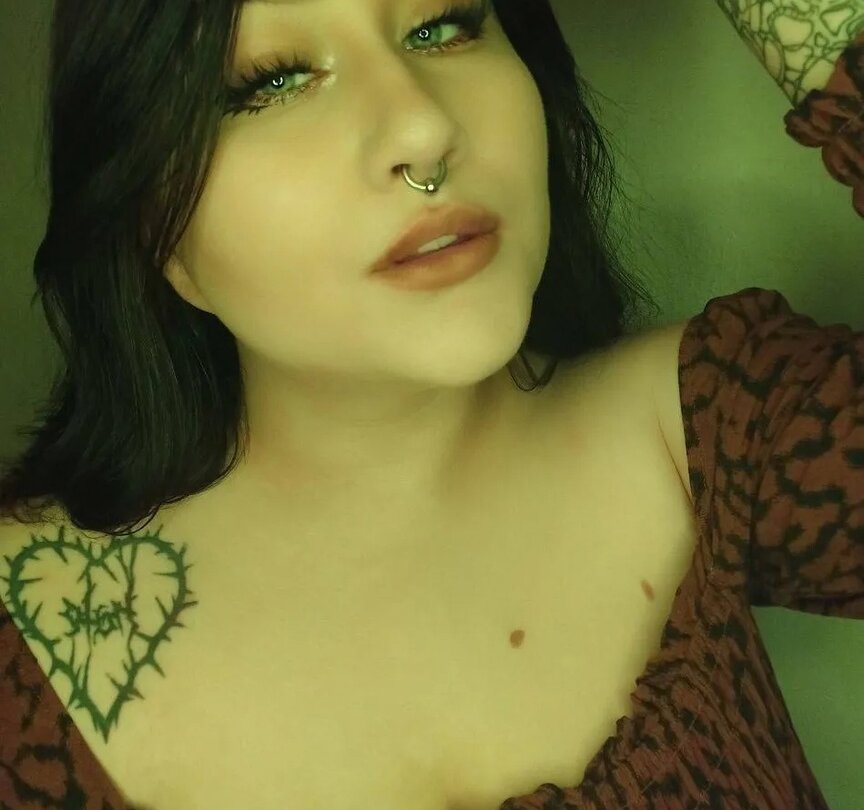 Live sex webcam photo for PoppyEvans1 #289824406