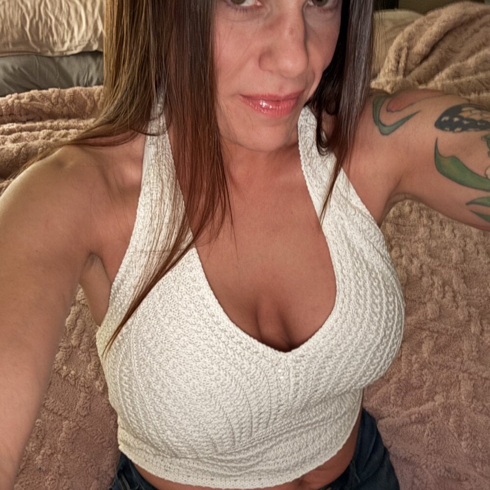 stripchat bustybabe143143 webcam profile pic via bestlivesexchat.com