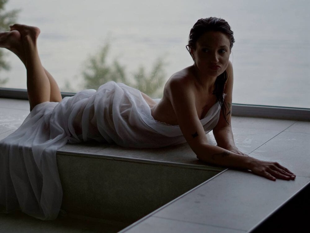 onaircams.com naila_whisper livesex profile in bisexual cams