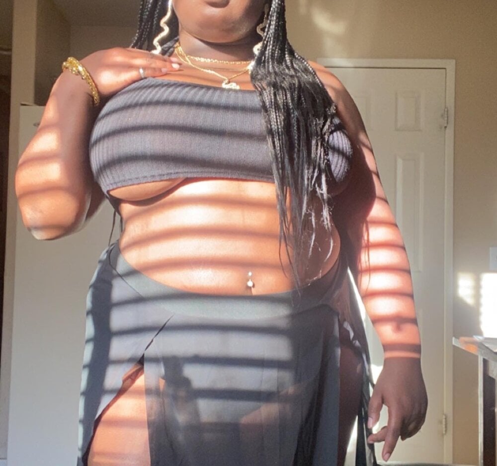 Live sex webcam photo for taytay00 #290091600