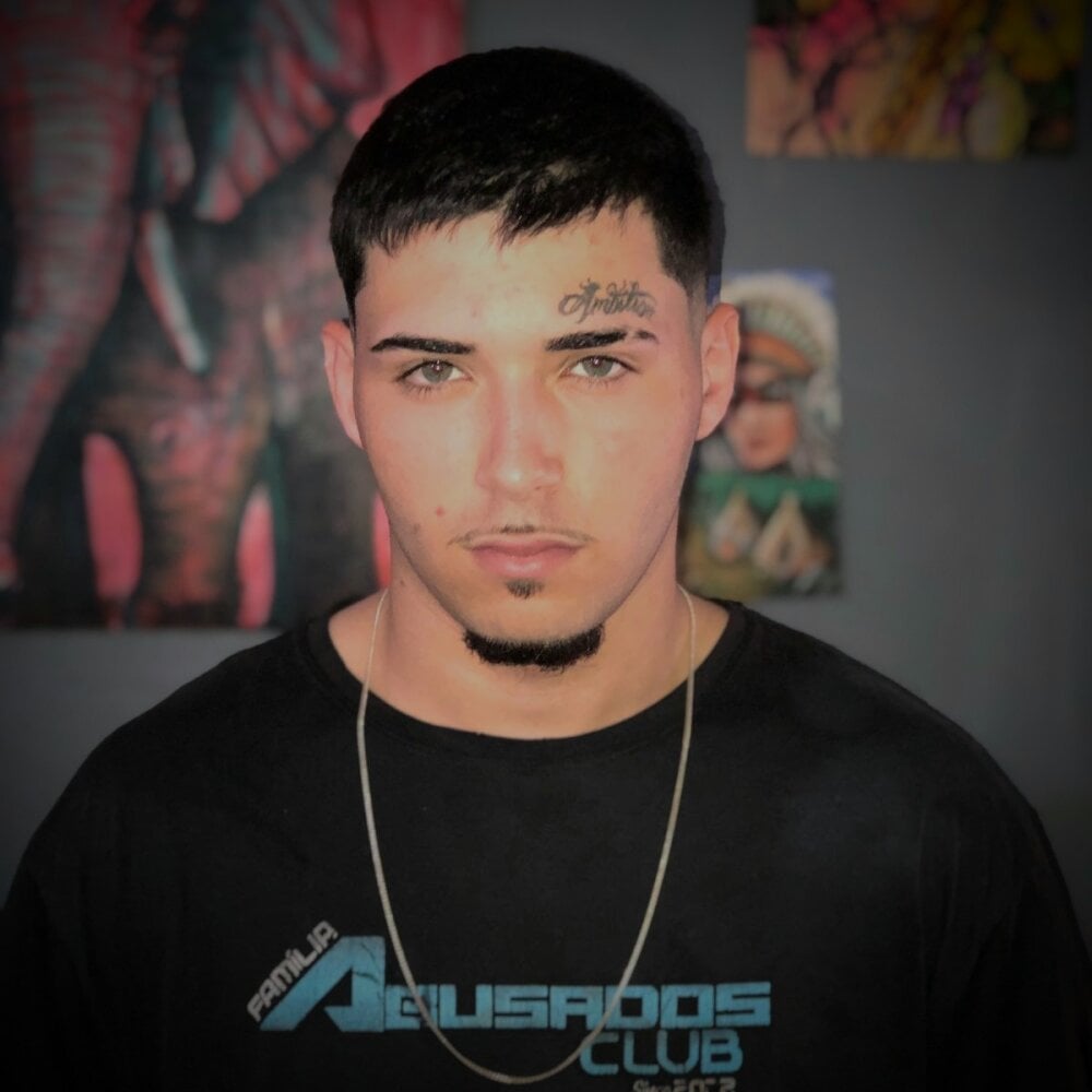 Bbzinha_18 live cam model at StripChat