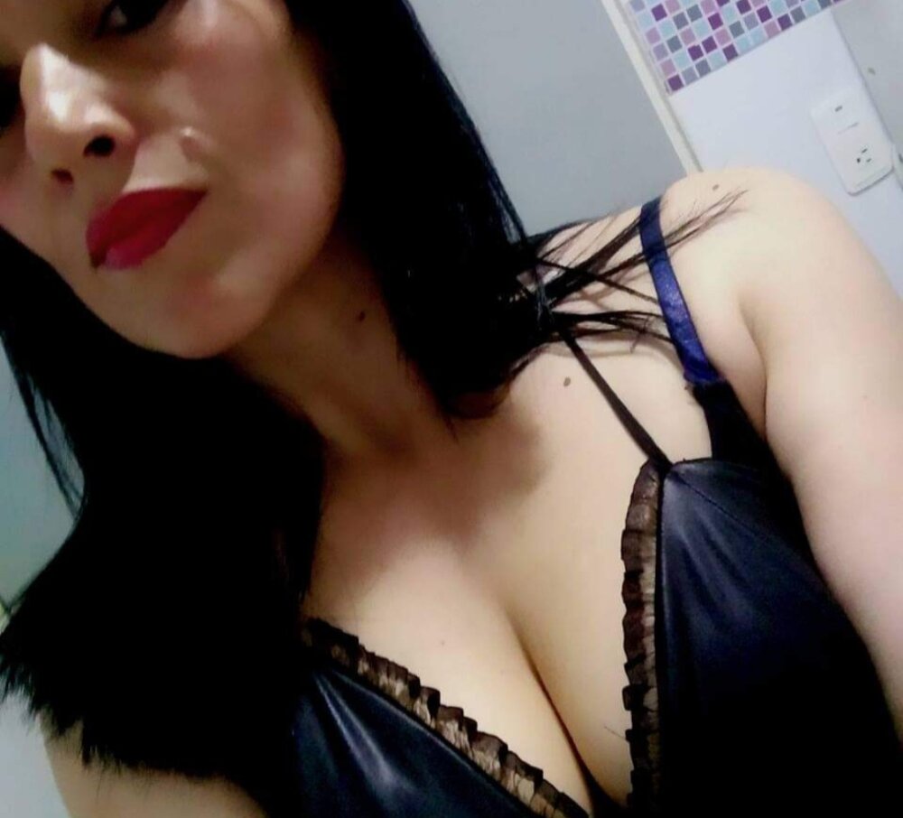 Watch  Mia_Wallace88 live on cam at StripChat