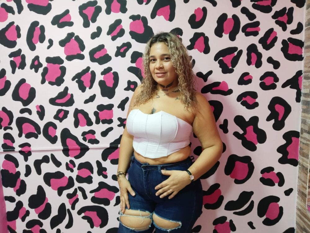 stripchat sharlott123 webcam profile pic via myliveeroticcams.com