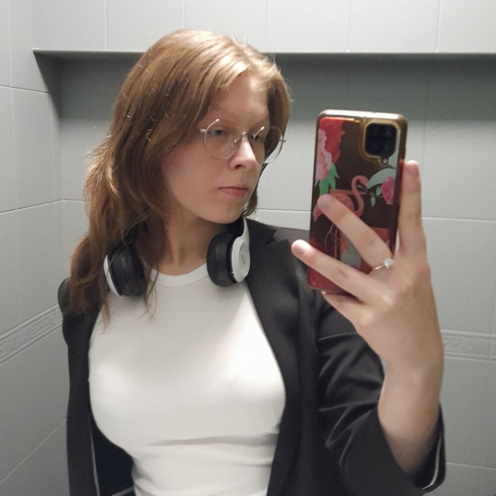 sleekcams.com angelie__eyes livesex profile in blond-hair cams