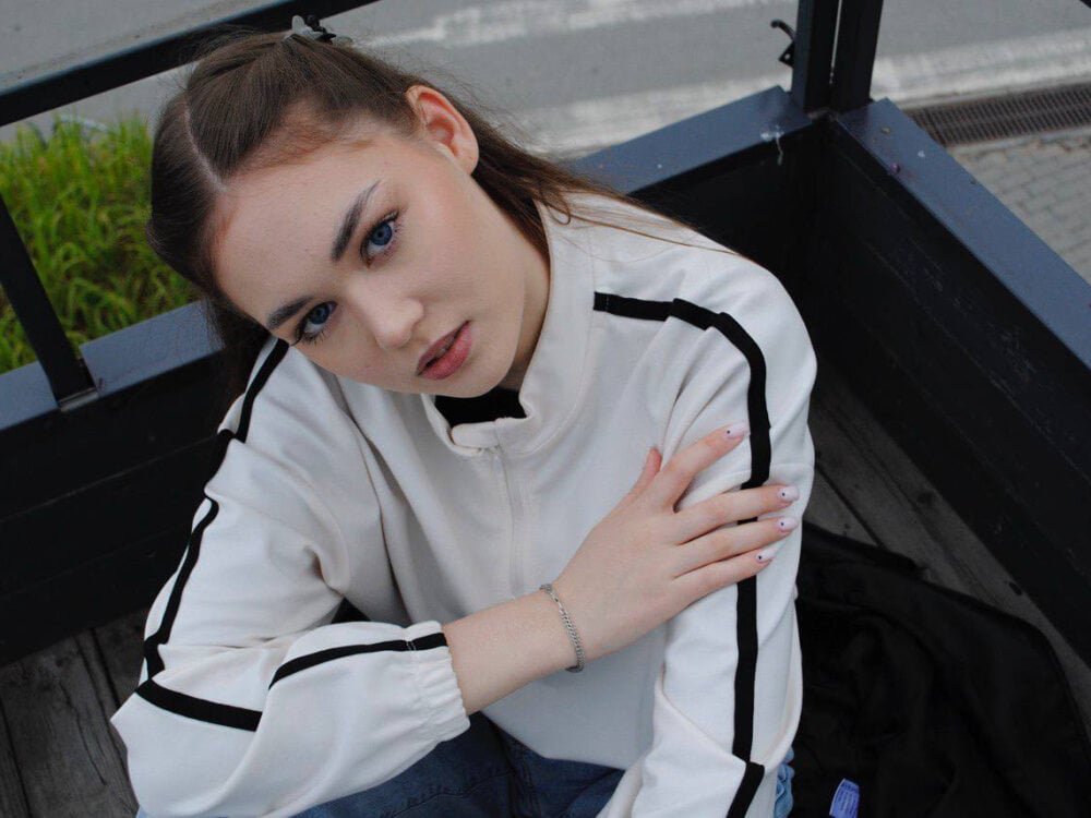 badgirlwebcam.com mercedezcurdy livesex profile in white-hair cams