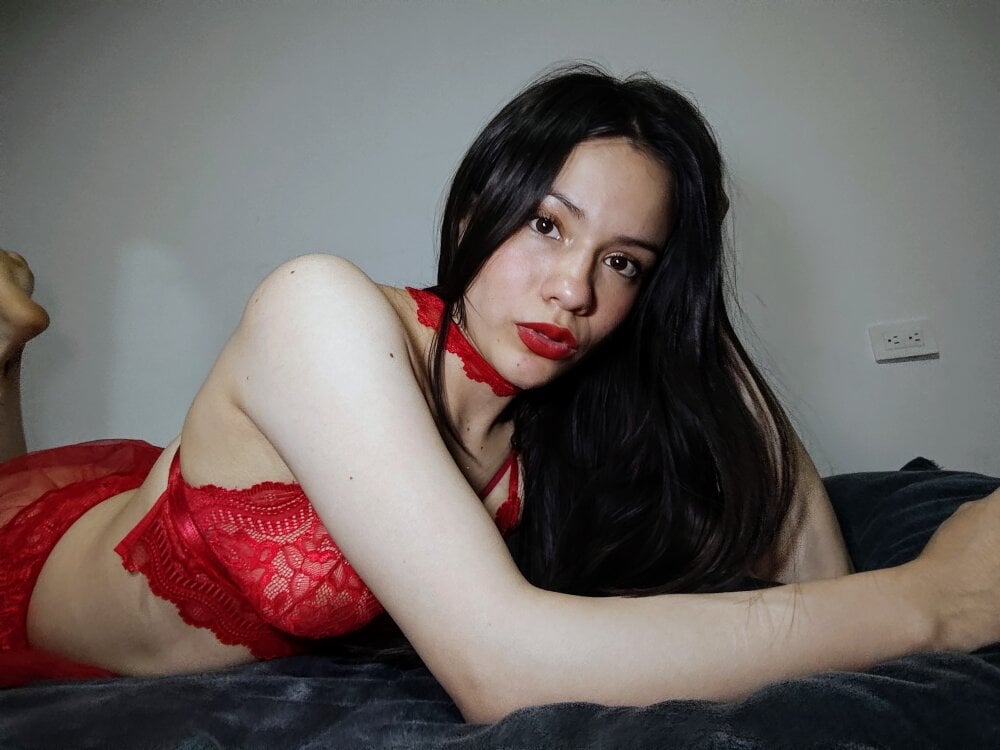 CHARLOTTE__05's Offline XXX Chat