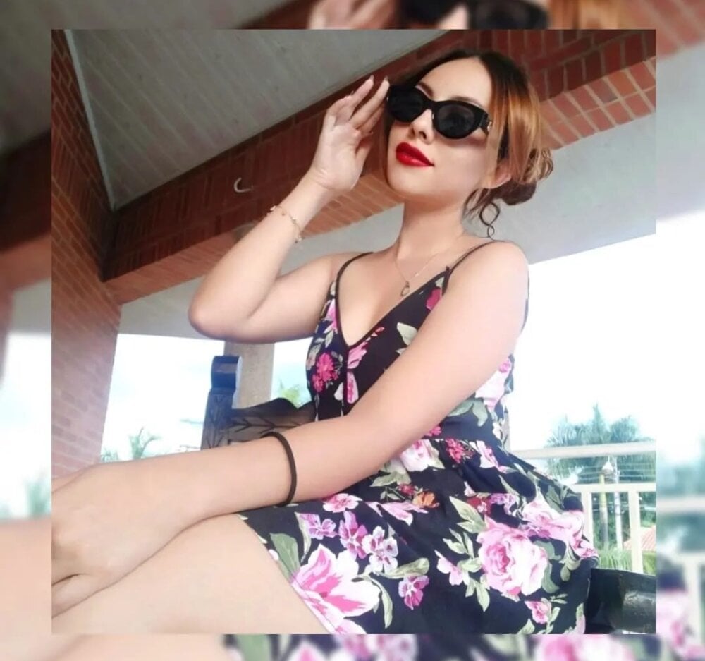 im_lorein live cam model at StripChat
