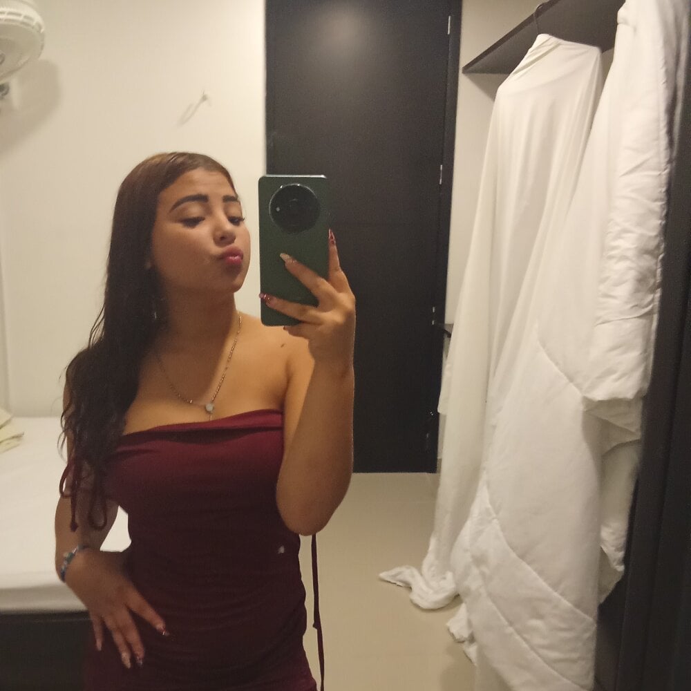 stripchat christinatina2025 webcam profile pic via pornsexycams.com