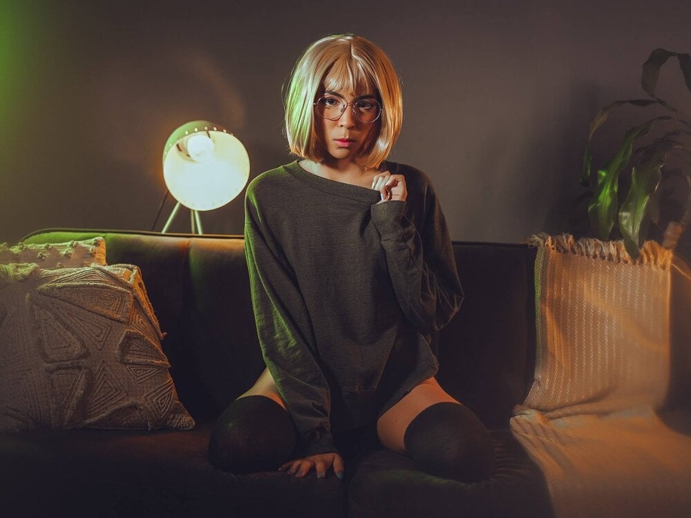 chatnmate.com emma_nakamura livesex profile in colorful-hair cams