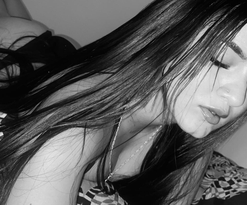 _yourdoll webcam livesex profile in at-the-garage cams