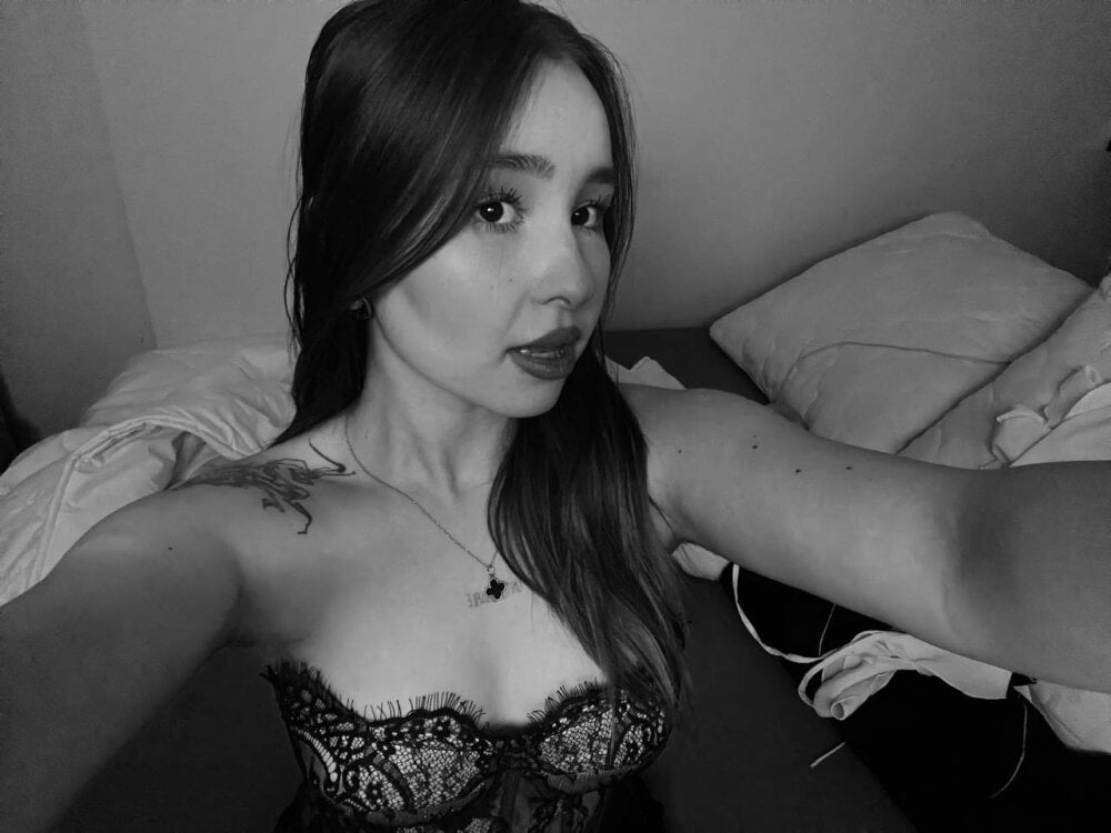 mega-camsex.com elouisecicarella livesex profile in thin cams