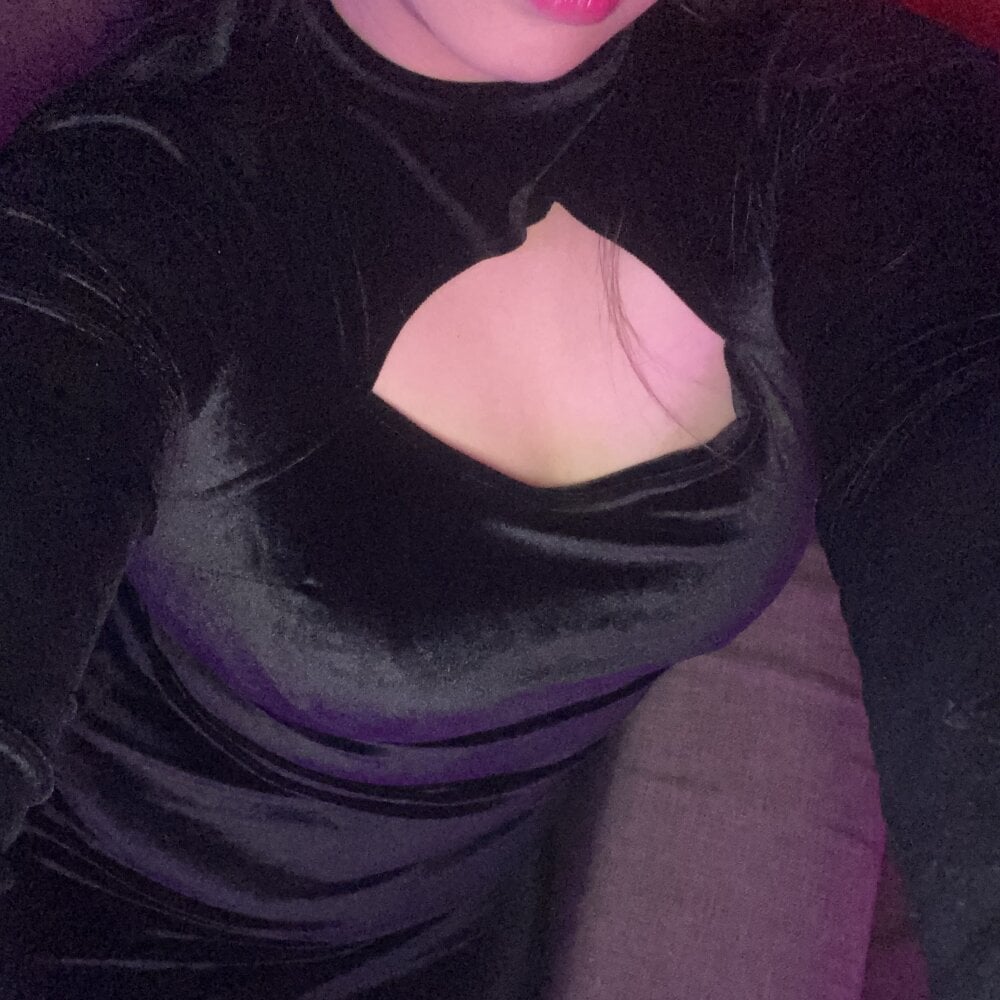 queen_chinitaa from stripchat