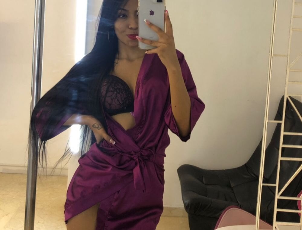 Live sex webcam photo for Karoline_44 #284125252