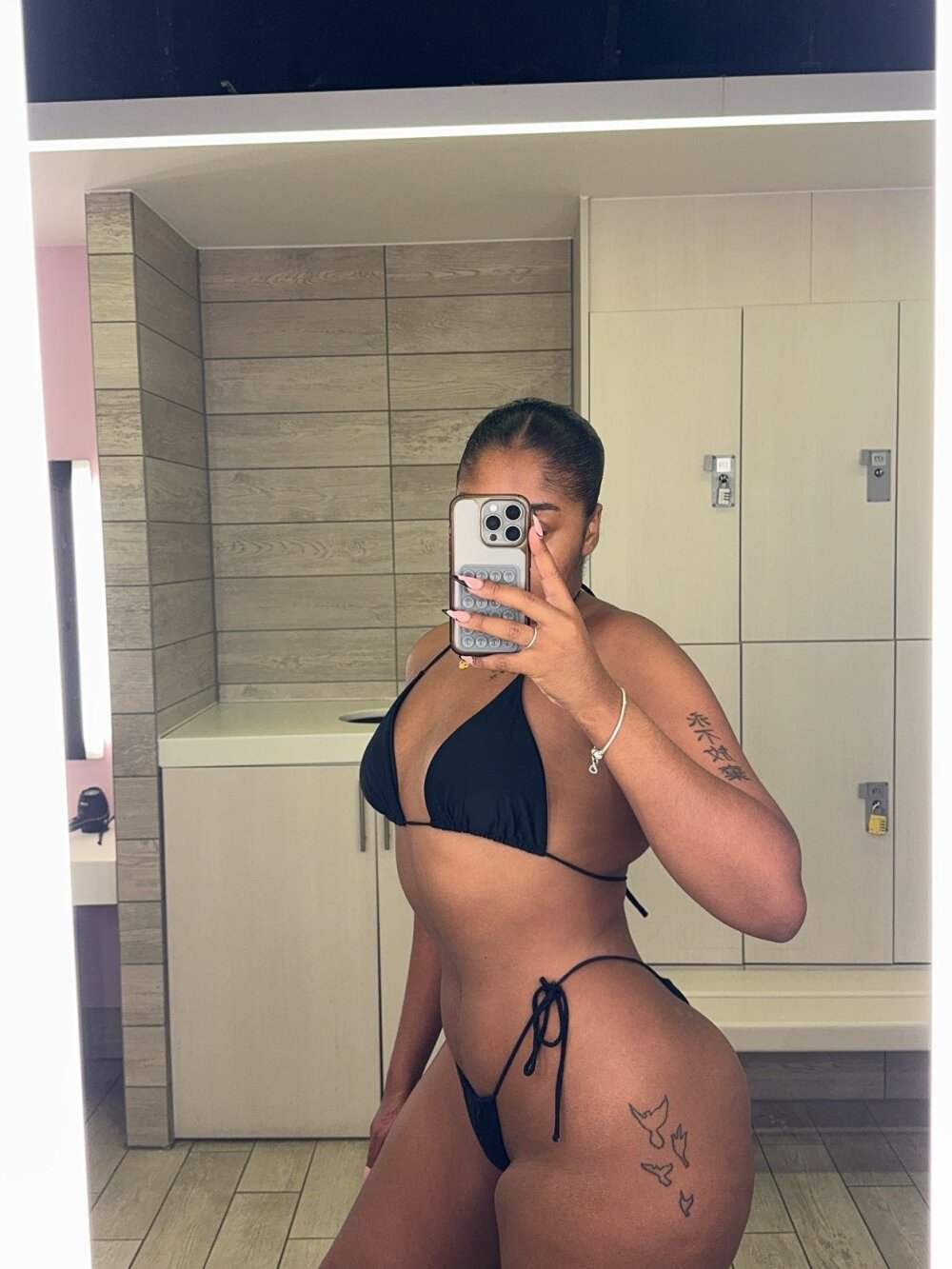 CurvyCaramel_Babe