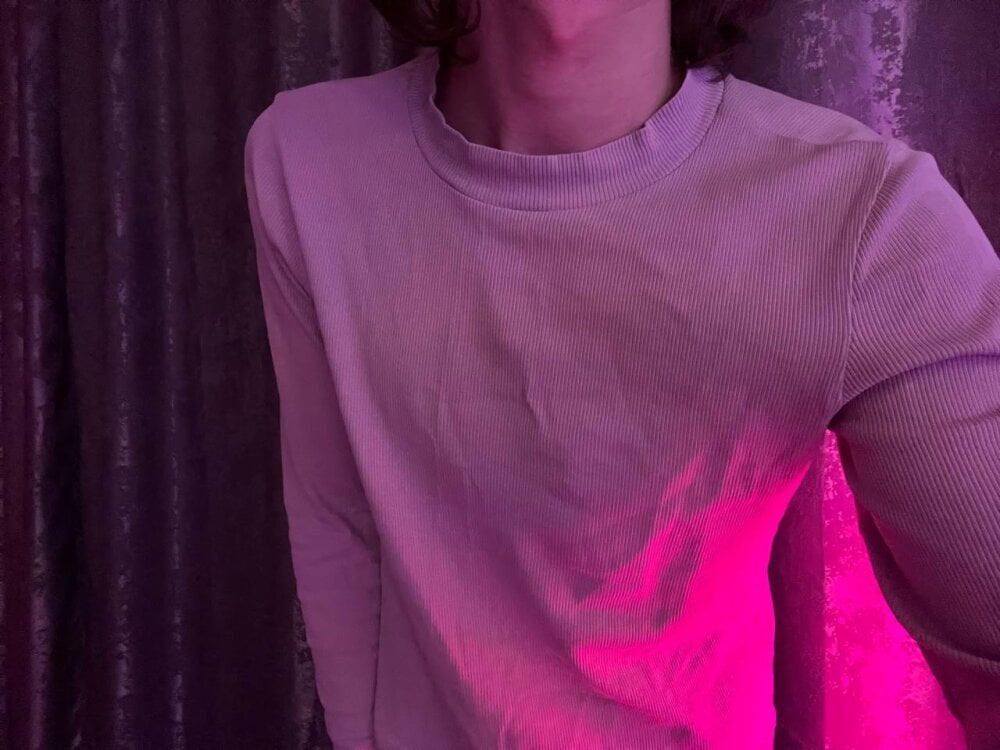 FemBoy2452's Offline XXX Chat