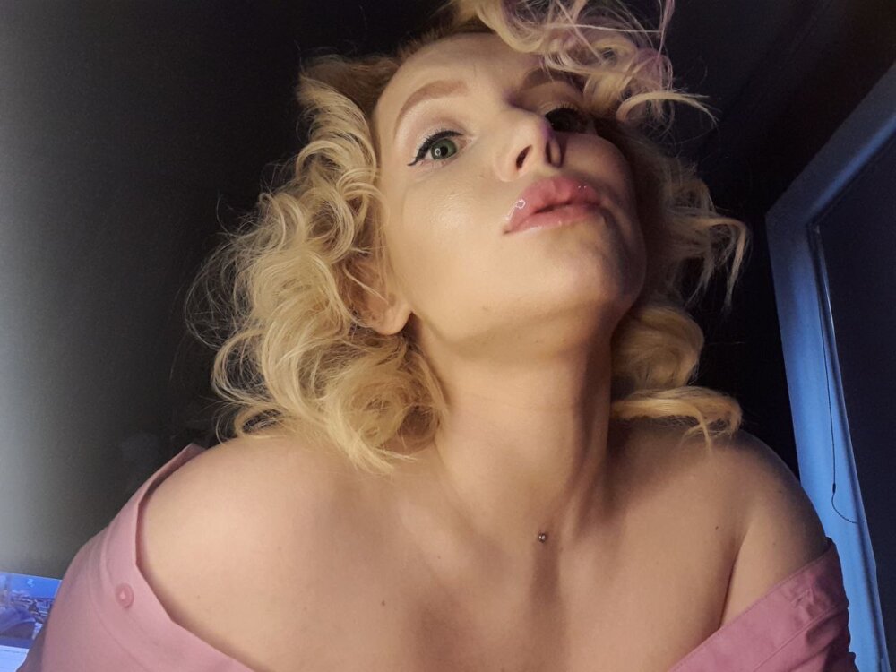 Watch MarilynAhMonroe live on cam at StripChat