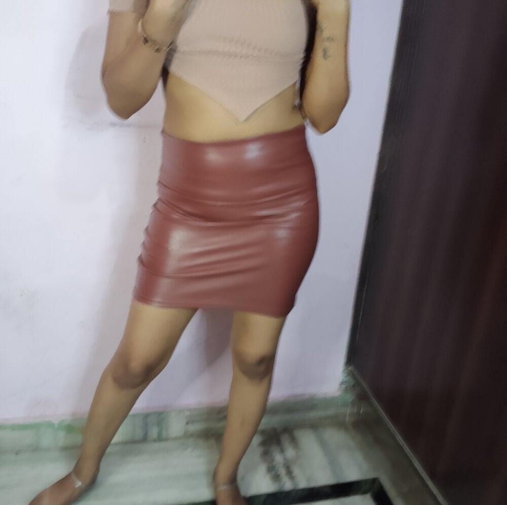 young-mommy live cam model at StripChat