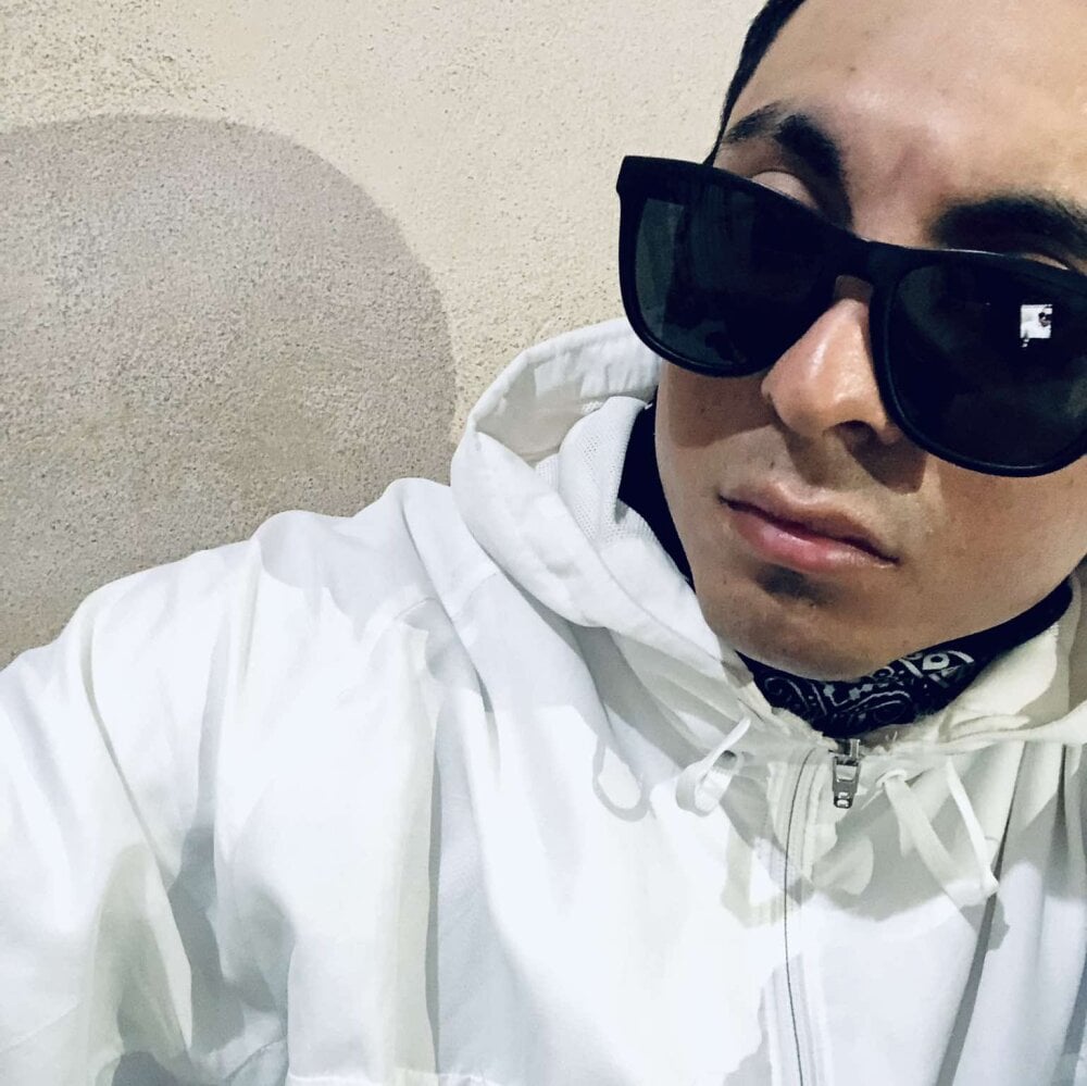 Tucloroformosexxx's Offline XXX Chat