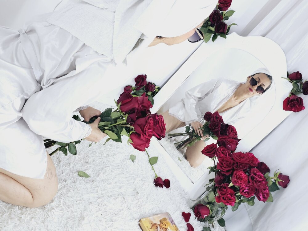 Live sex webcam photo for NicolleeGreen #290057853