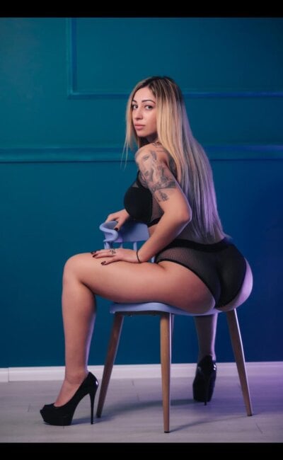 KeishaKors - upskirt