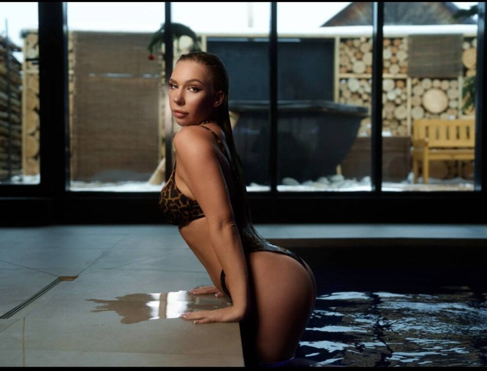AlysonHuxley_ live cam model at StripChat