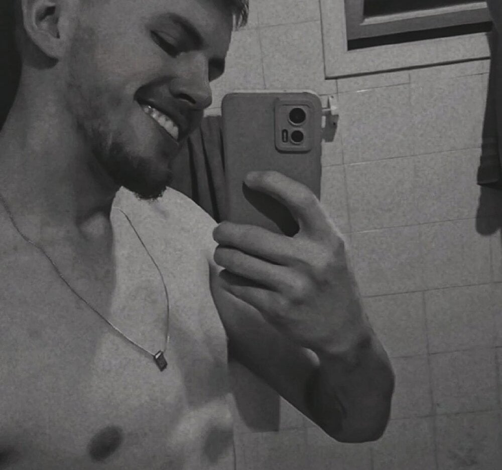 sexlivecamsites.com gggonzala livesex profile in blond-hair cams