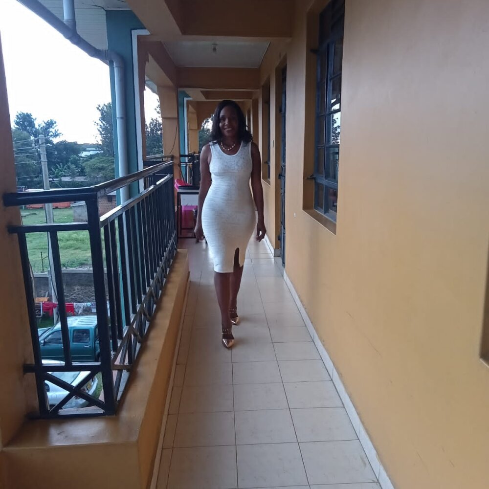 Ebony woman showing pussy