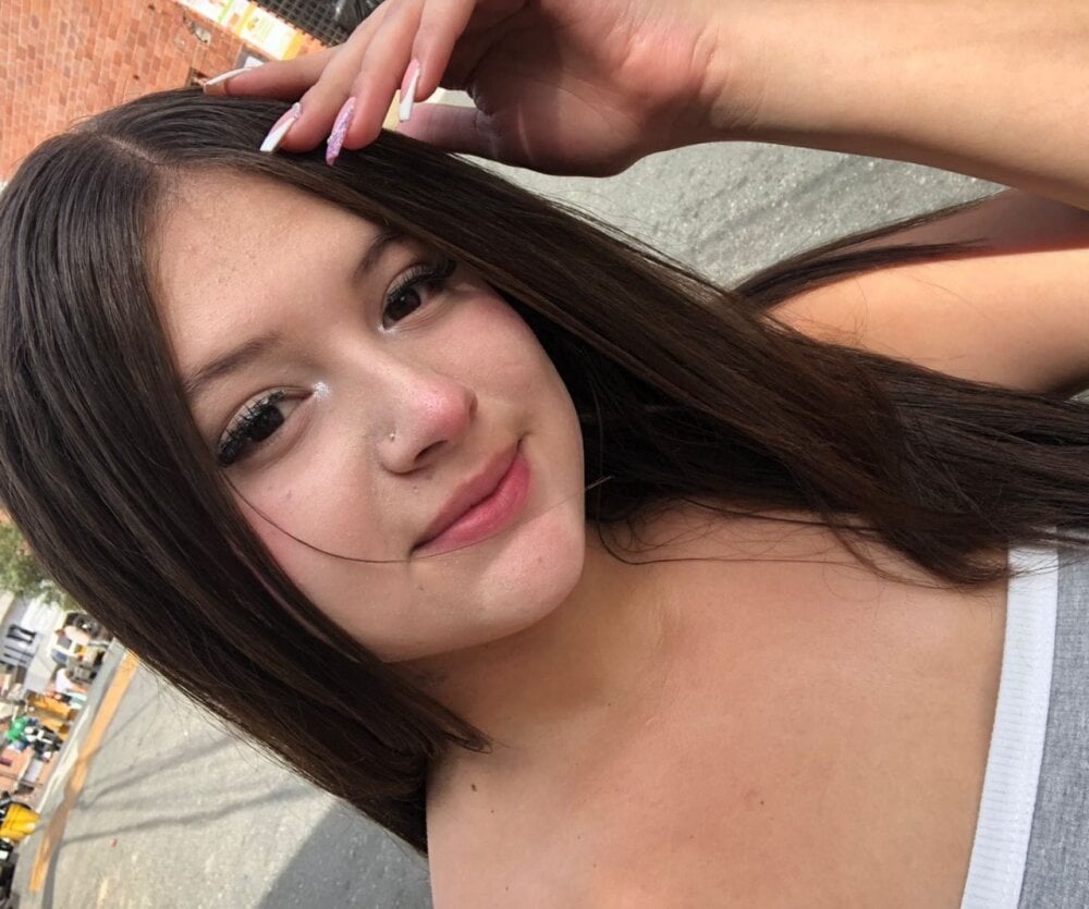 livesex.fan lil_nickie livesex profile in on-ur-hots-dreams cams