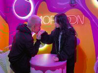 แชท XXX สดของ Escaped_Brides