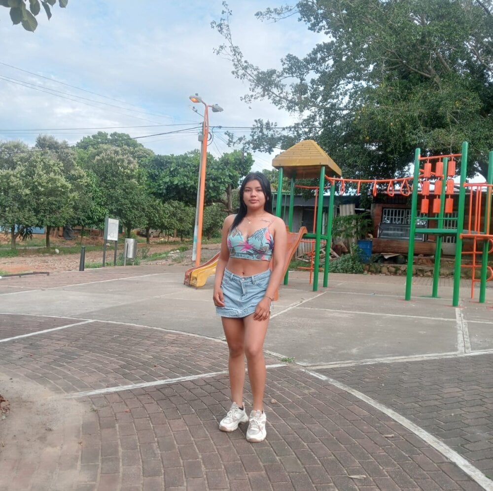 stripchat lunarous98 webcam profile pic via amateursex-livecam.com