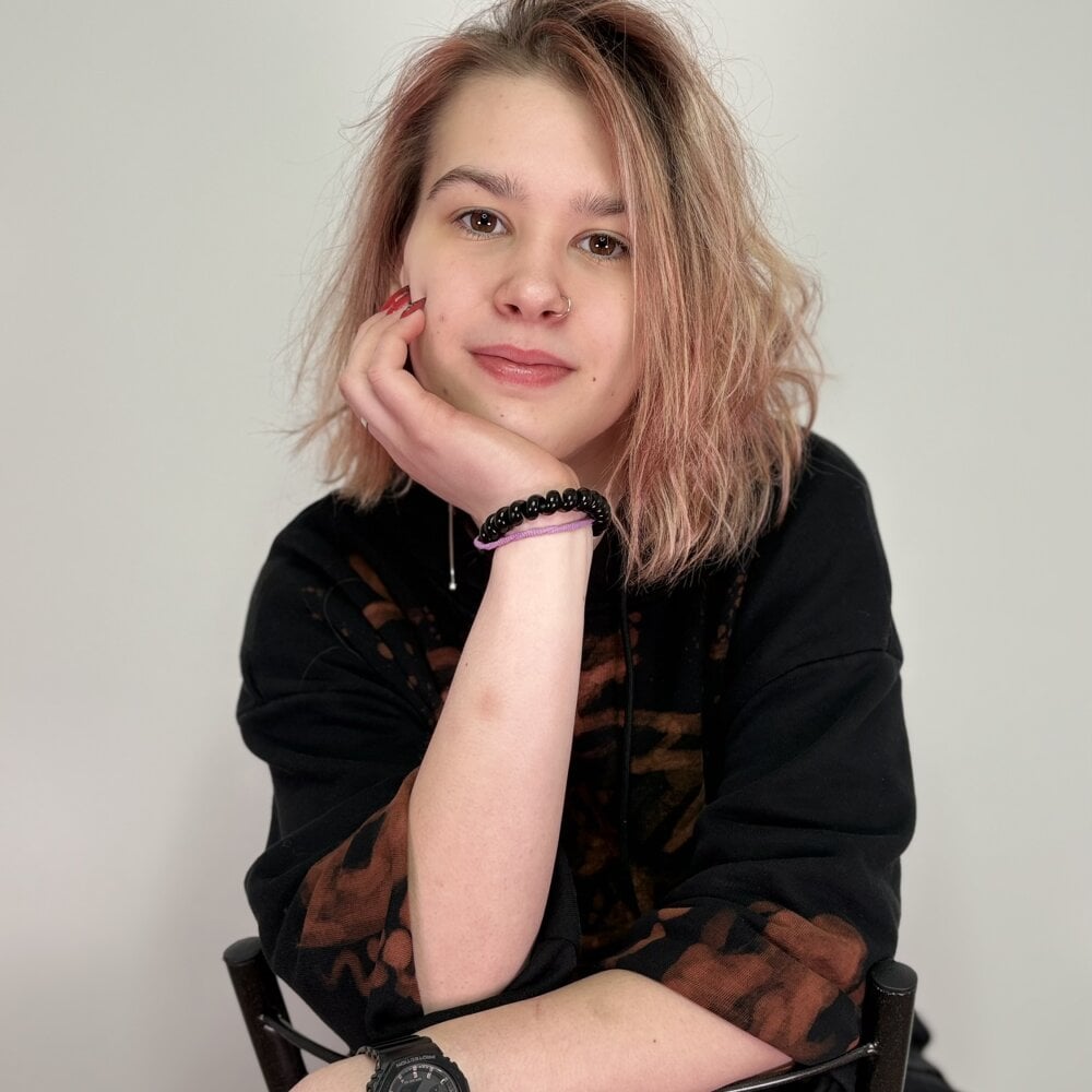 NoreenBestwick live cam model at StripChat