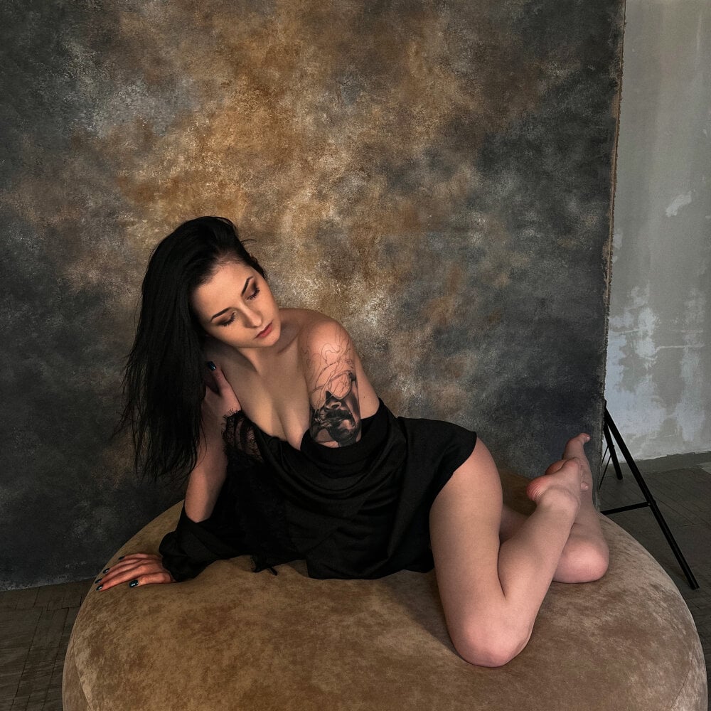 Live sex webcam photo for LilyIssa_ #289548818