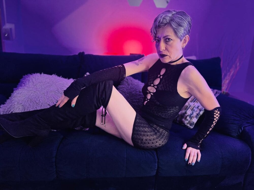 MistressNyx_cg live cam model at StripChat
