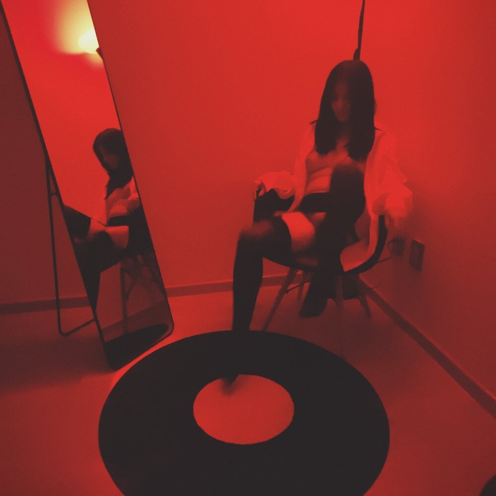 bombshell341 live cam model at StripChat