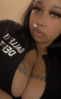 BBWQUEENGODDESS' Offline Chat Room