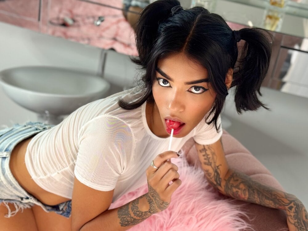 TweetiePieXXX live cam model at StripChat