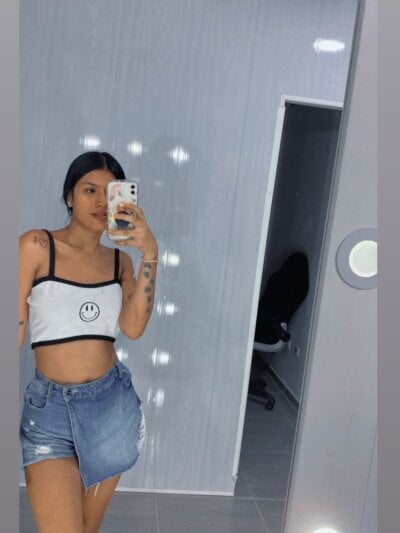 _18_laura from stripchat
