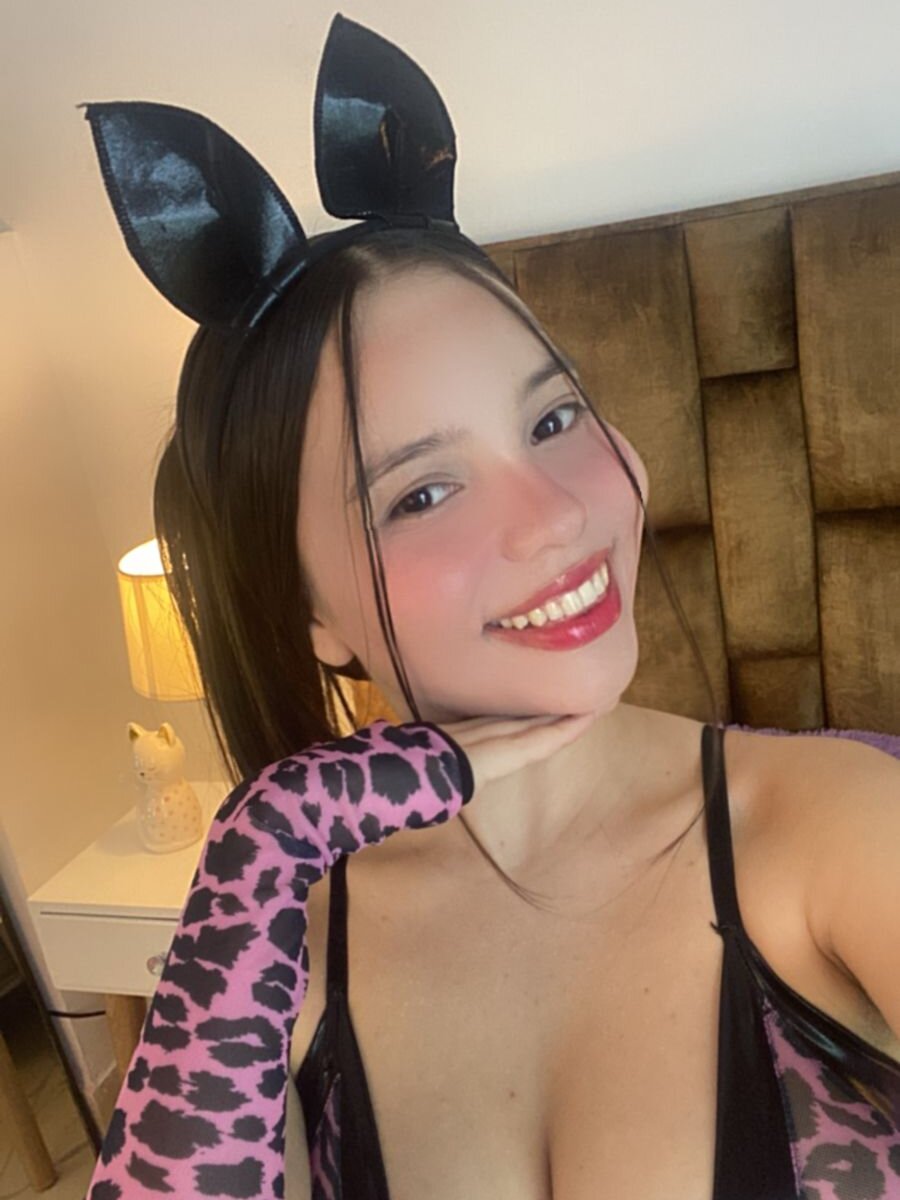Live sex webcam photo for MiaJacksonn #290266277