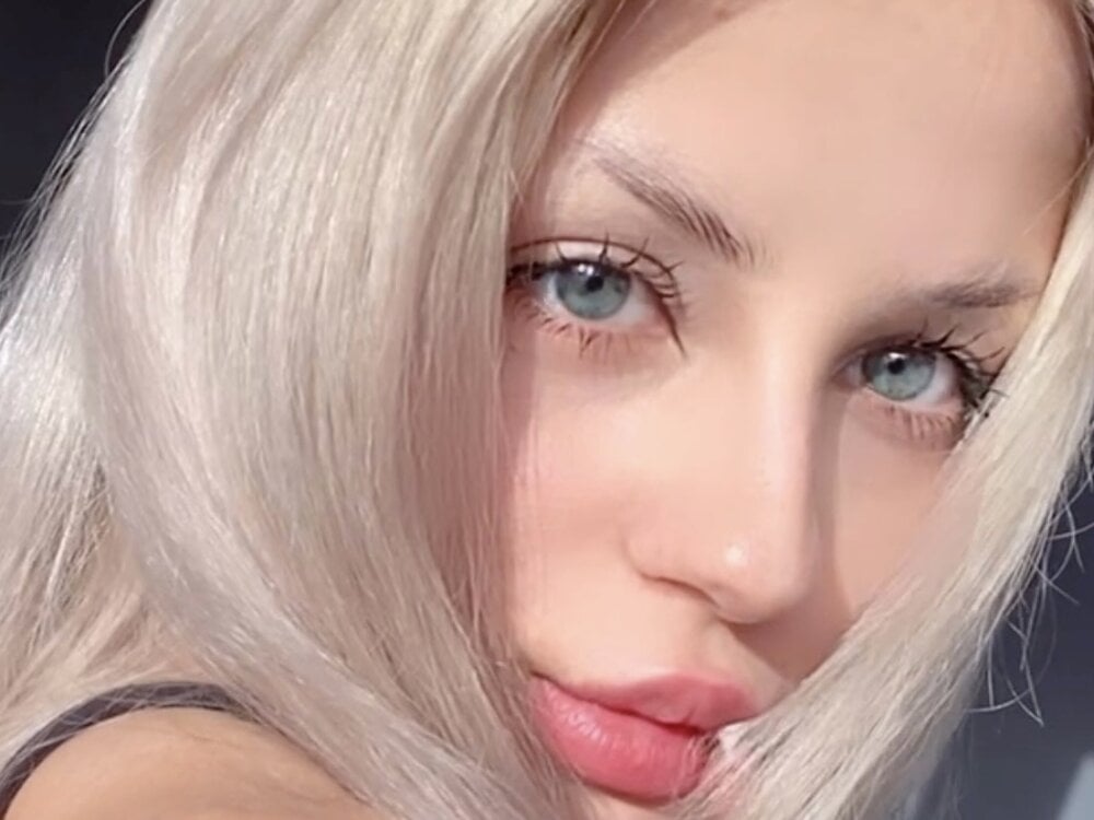 onaircams.com kiraax livesex profile in grey-hair cams