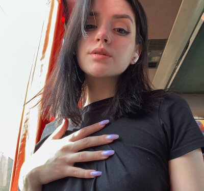 Adella-Mur 🐽 live online cam